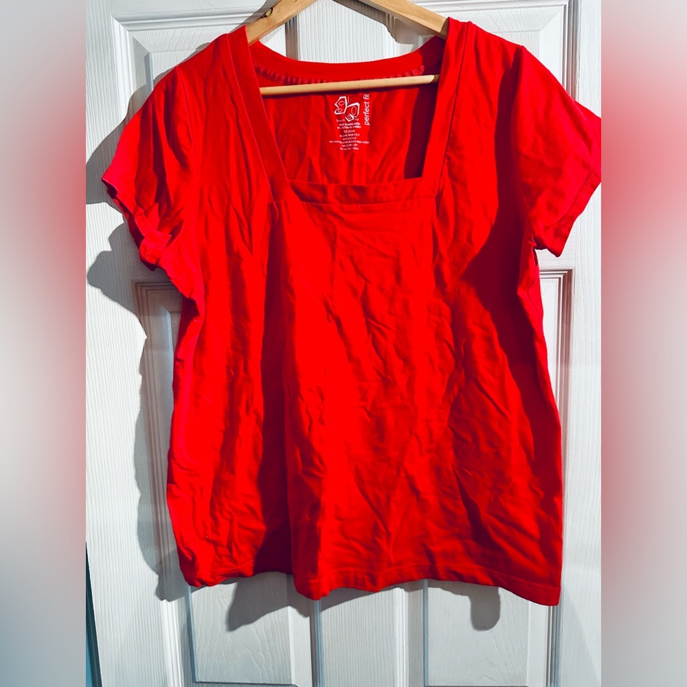 Casual red tee with square neck line and stretch! Size 18/20W worn once!